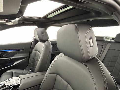 Used 2025 BMW i5 M60 w/ Premium Package image 28