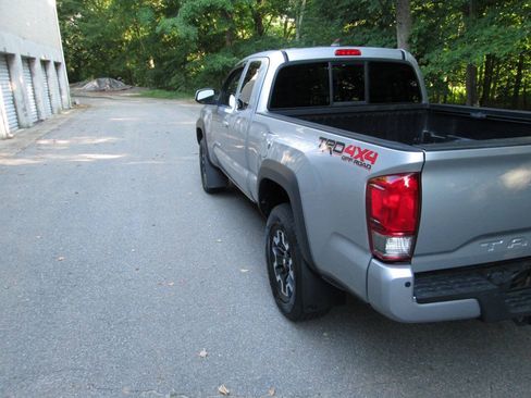 Used 2016 Toyota Tacoma TRD Off-Road w/ Premium & Technology Package AWD/4WD image 8