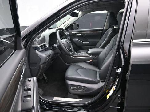 Used 2025 Toyota Highlander Platinum AWD/4WD image 11