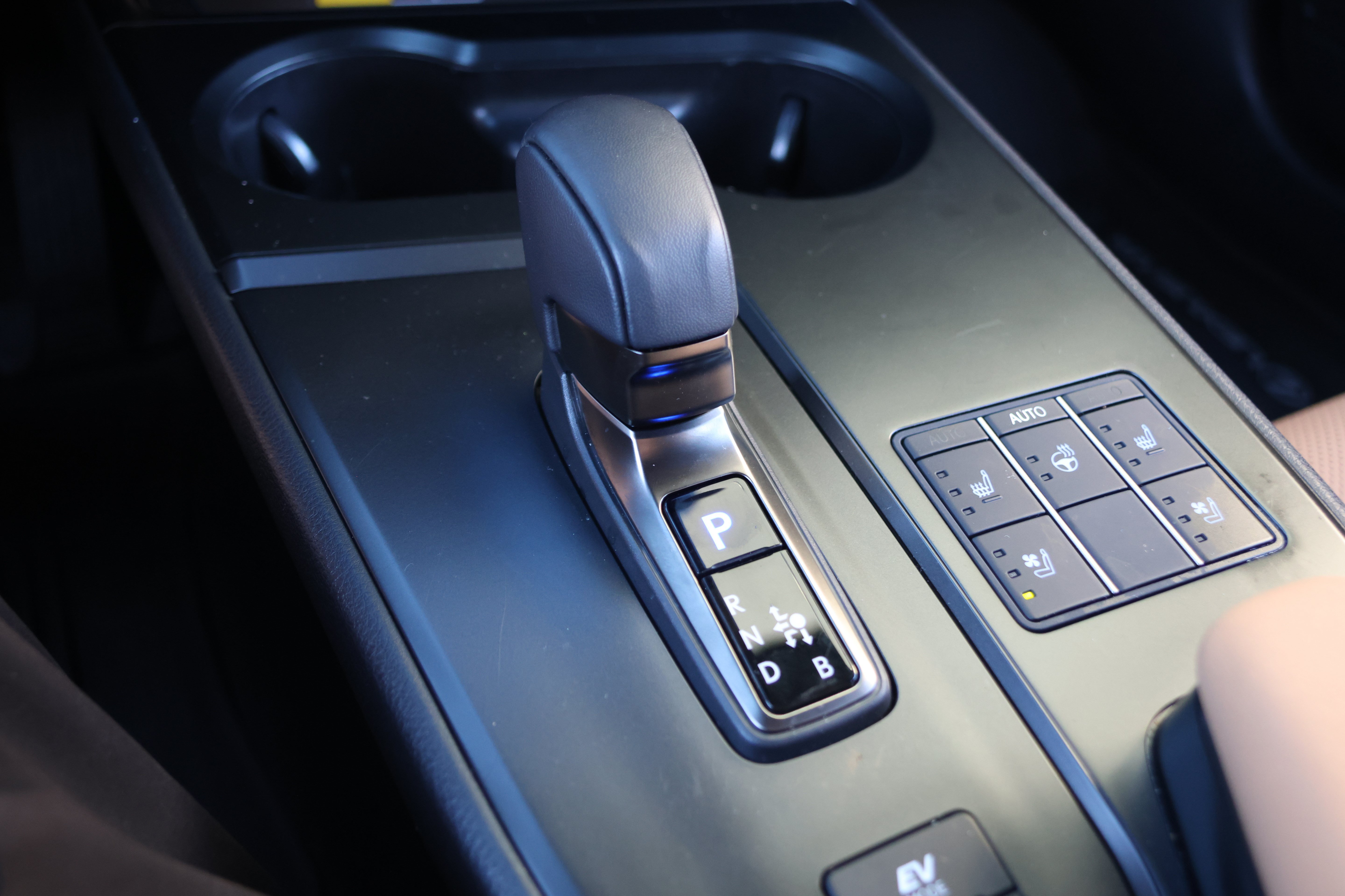 Used 2025 Lexus UX 300h FWD w/ Accessory Package (Z1) image 24