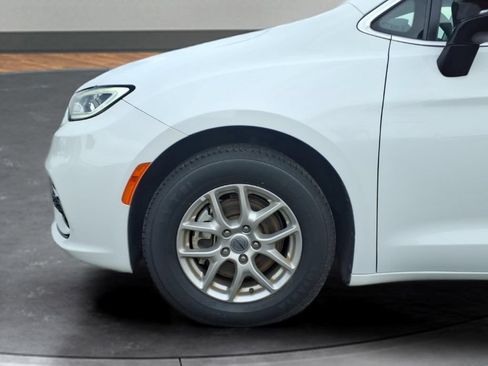 Used 2024 Chrysler Pacifica Touring-L FWD image 4