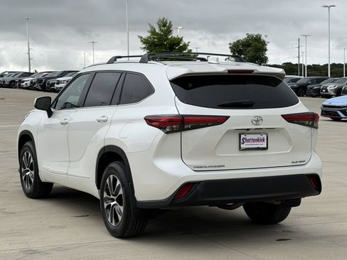 Used 2021 Toyota Highlander XLE AWD/4WD image 4