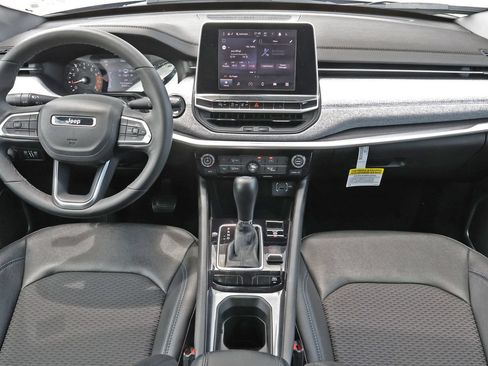 Used 2025 Jeep Compass Latitude AWD/4WD image 2