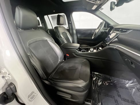 Used 2023 Jeep Grand Cherokee Altitude image 27