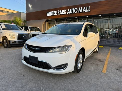Used 2017 Chrysler Pacifica Touring-L FWD image 1