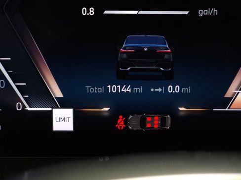 Used 2025 BMW 760i xDrive w/ Premium Package image 24