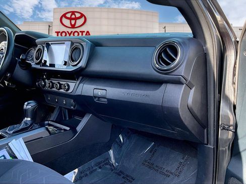 Used 2016 Toyota Tacoma TRD Sport image 16