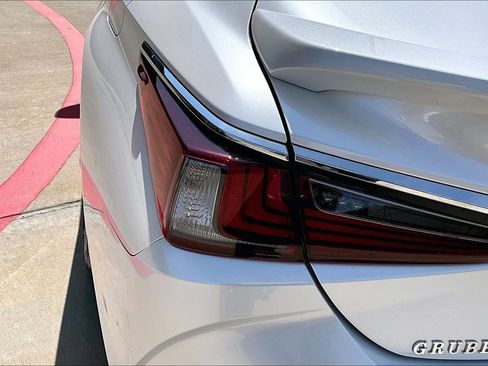 Used 2024 Lexus ES 350 Ultra Luxury w/ Accessory Package (Z2) FWD image 40
