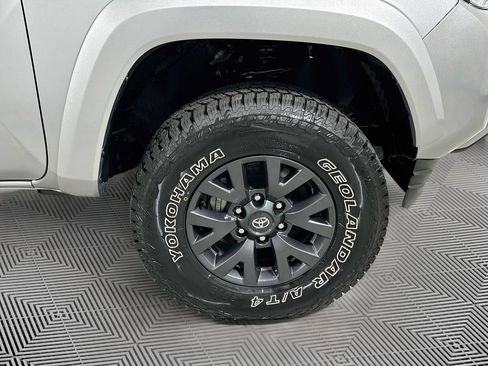 Used 2023 Toyota Tacoma SR5 w/ Black Out Package (TMS) AWD/4WD image 18