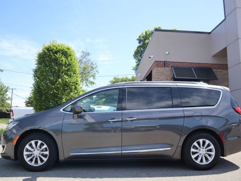 Used 2018 Chrysler Pacifica Touring-L Plus FWD image 10