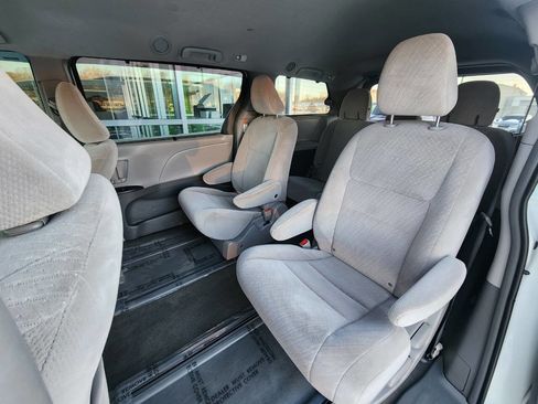 Used 2017 Toyota Sienna LE image 14