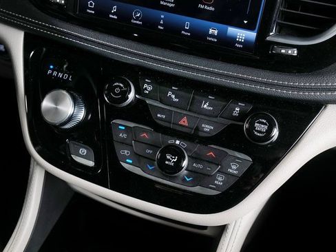 Used 2023 Chrysler Pacifica Limited FWD image 17