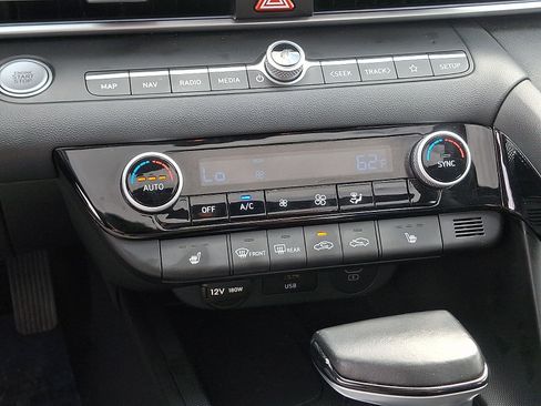 Used 2024 Hyundai Elantra Limited FWD image 16