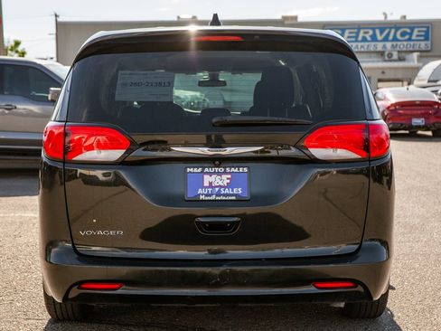 Used 2022 Chrysler Voyager LX FWD image 7