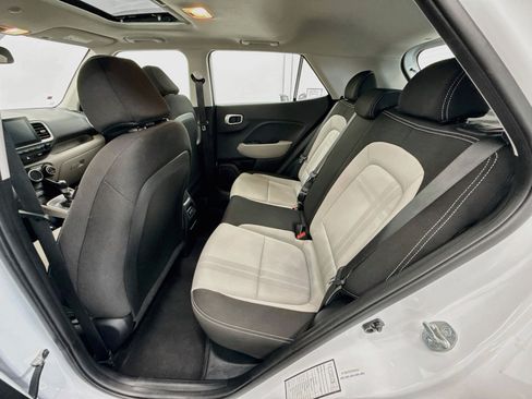 Used 2025 Hyundai Venue SEL FWD image 28