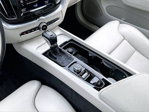 Used 2019 Volvo XC60 T5 Momentum w/ Premium Package image 14