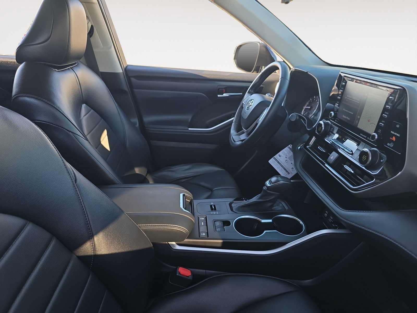 Used 2022 Toyota Highlander XLE FWD image 15