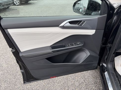 New 2025 Volkswagen Taos SEL image 8