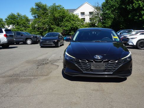 Used 2022 Hyundai Elantra SEL w/ Convenience Package FWD image 2