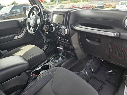 Used 2018 Jeep Wrangler Unlimited Sahara AWD/4WD image 10