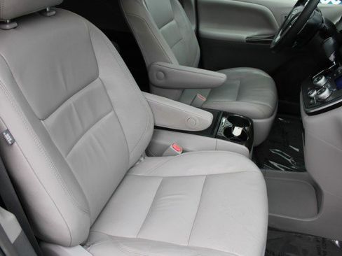 Used 2015 Toyota Sienna XLE Premium image 11