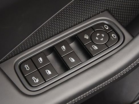 Certified 2025 Porsche Macan Electric image 36