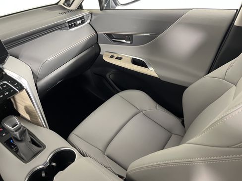 Certified 2024 Toyota Venza XLE AWD/4WD image 11