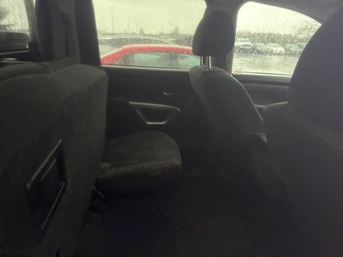 Used 2019 Nissan Titan SV image 9