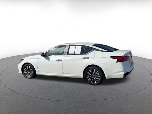 Used 2025 Nissan Altima 2.5 SV FWD image 9