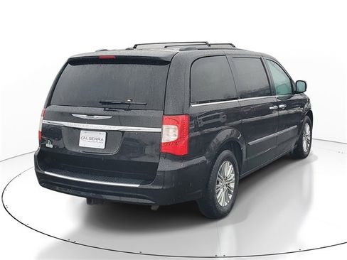 Used 2016 Chrysler Town & Country Touring-L w/ Driver Convenience Group image 4