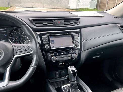 Certified 2017 Nissan Rogue SV w/ SV Premium Package FWD image 7