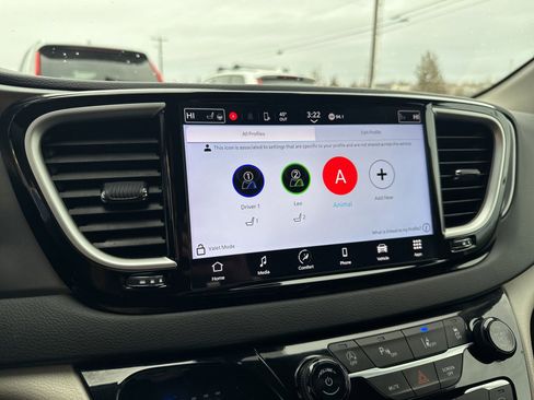 Used 2024 Chrysler Pacifica Touring-L image 24