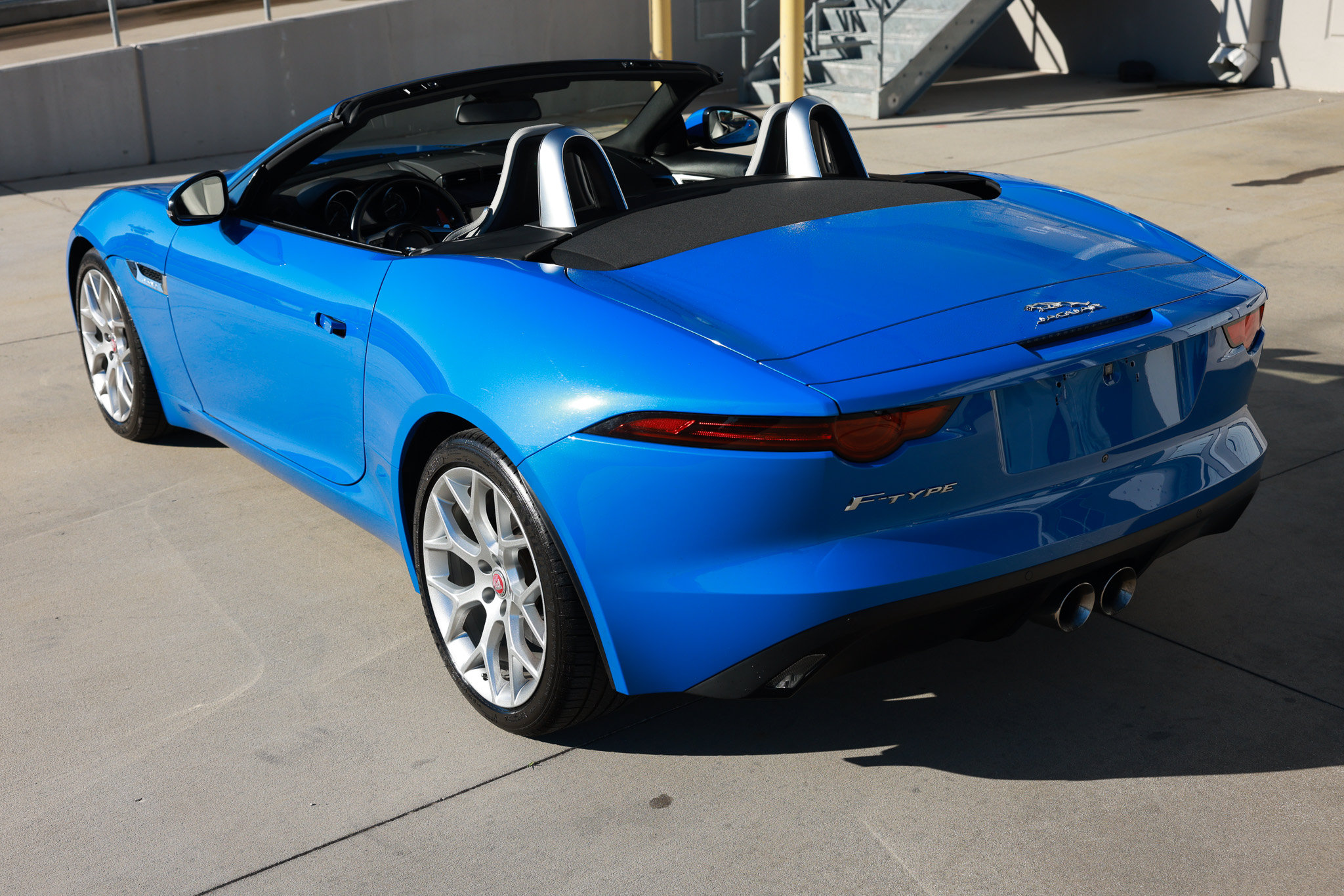 Used 2018 Jaguar F-TYPE Convertible RWD image 8