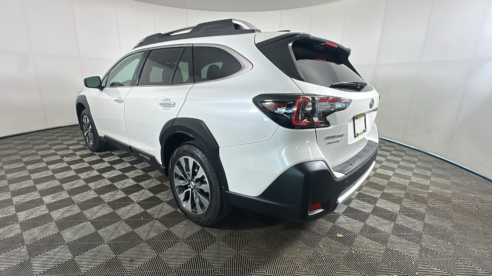 Used 2024 Subaru Outback Touring w/ Popular Package #2 AWD/4WD image 5