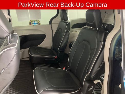 Used 2024 Chrysler Pacifica Limited image 16