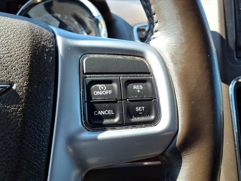 Used 2011 Chrysler Town & Country Limited image 22