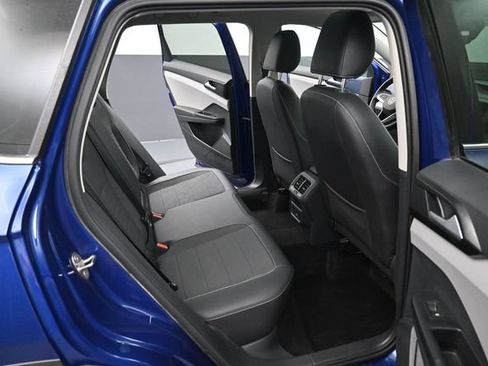 Used 2023 Volkswagen Taos SE w/ Panoramic Sunroof Package FWD image 32