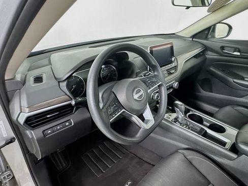 Used 2024 Nissan Altima 2.5 SV FWD image 9