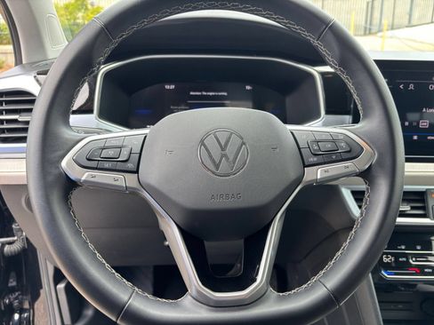 Used 2025 Volkswagen Taos SE FWD image 29