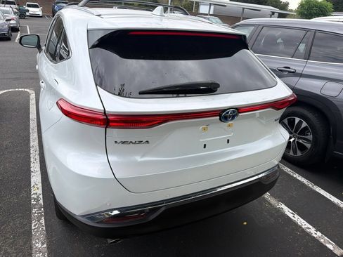 Certified 2023 Toyota Venza XLE AWD/4WD image 6