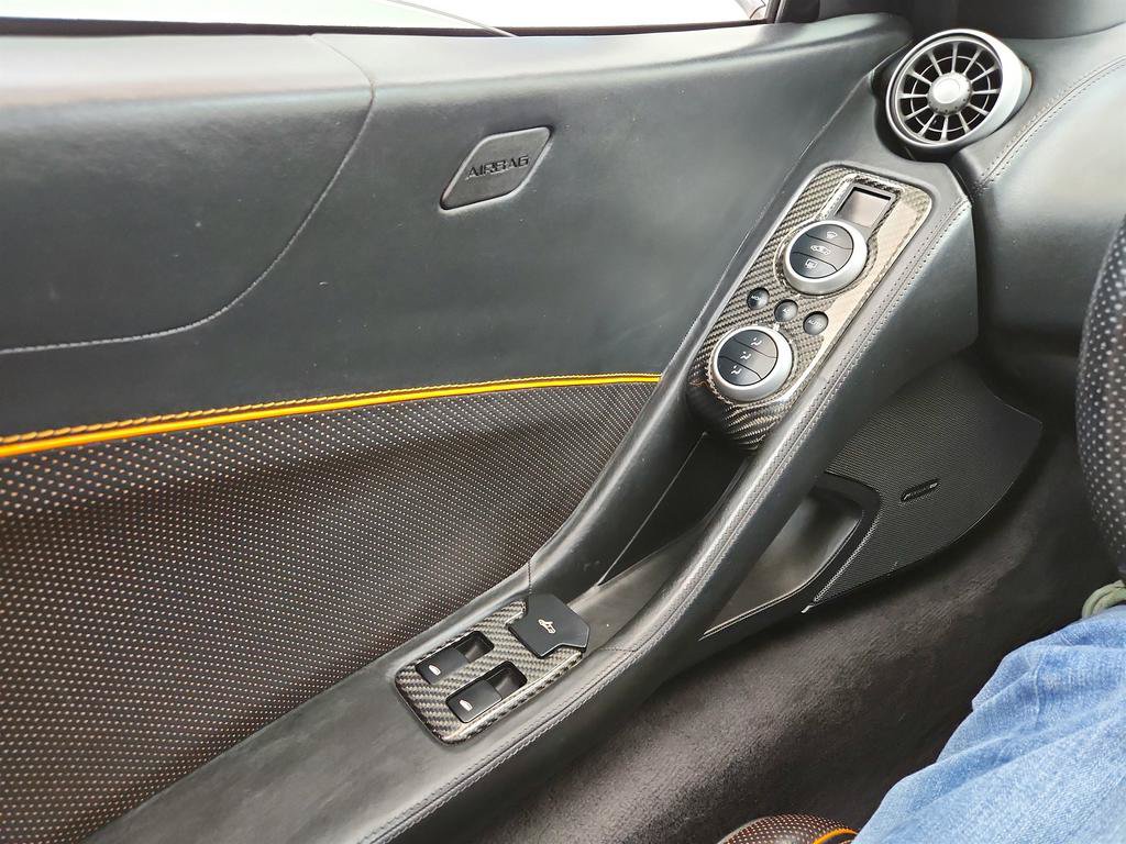 Used 2015 McLaren 650S Spider RWD image 21