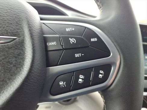 Used 2023 Chrysler Pacifica Touring-L FWD image 17