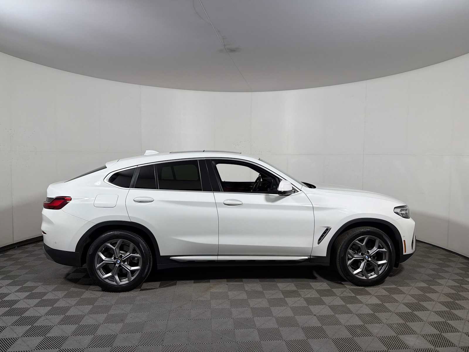 Used 2024 BMW X4 xDrive30i w/ Premium Package AWD/4WD image 7