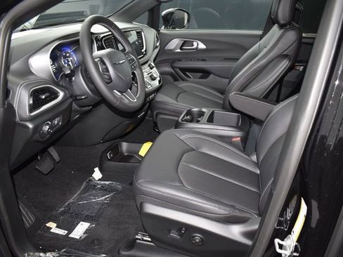 New 2025 Chrysler Pacifica Select image 27