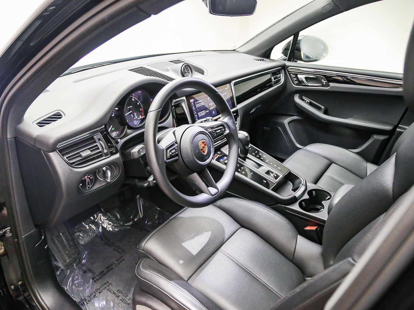 Certified 2026 Porsche Macan AWD/4WD image 9