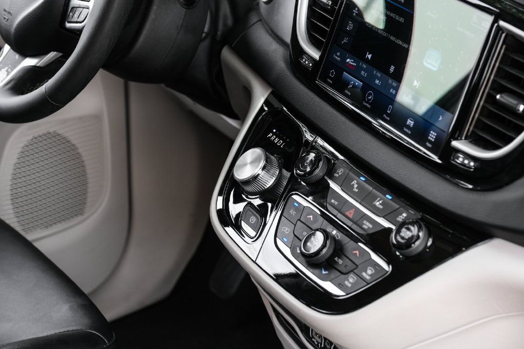 Used 2024 Chrysler Pacifica Touring-L FWD image 32