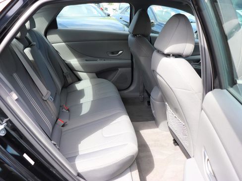 Used 2025 Hyundai Elantra SEL FWD image 13