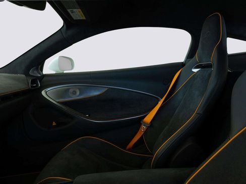 Used 2024 McLaren Artura image 16