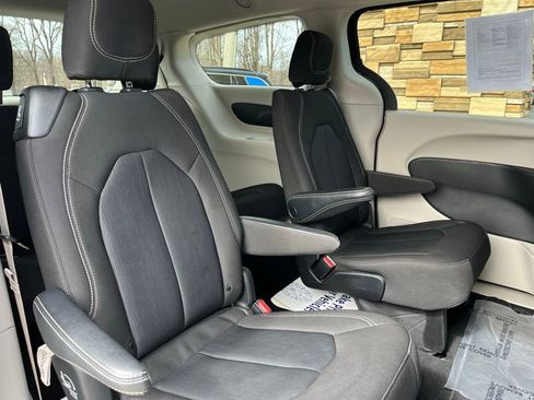 Used 2023 Chrysler Voyager LX image 29