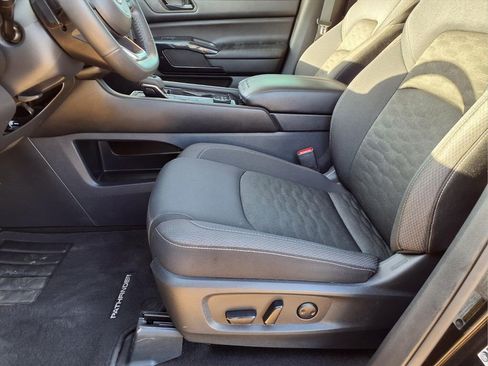 Used 2025 Nissan Pathfinder SV image 23